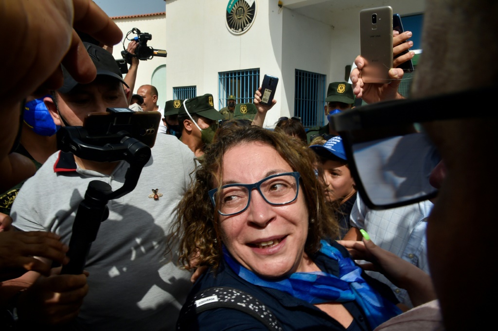 الناشطة الفرنسية الجزائرية أميرة بوراوي، إحدى الشخصيات الرئيسية في الحراك الاحتجاجي الجزائري، بعد إطلاق سراحها من سجن القليعة قرب مدينة تيبازة في الجزائر بتاريخ الثاني من تموز/يوليو 2020 (ا ف ب)