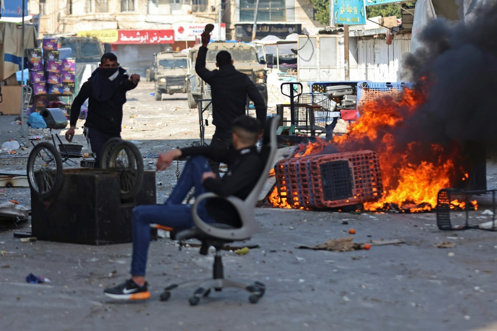 اشتباكات بين فلسطينيين والقوات الإسرائيلية خلال غارة على مدينة نابلس بالضفة الغربية (ا ف ب)