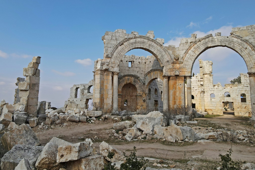 تعرضت كاتدرائية القديس سمعان العمودي في سوريا في محافظة حلب لأضرار بالغة جراء الزلزال (أ ف ب)   