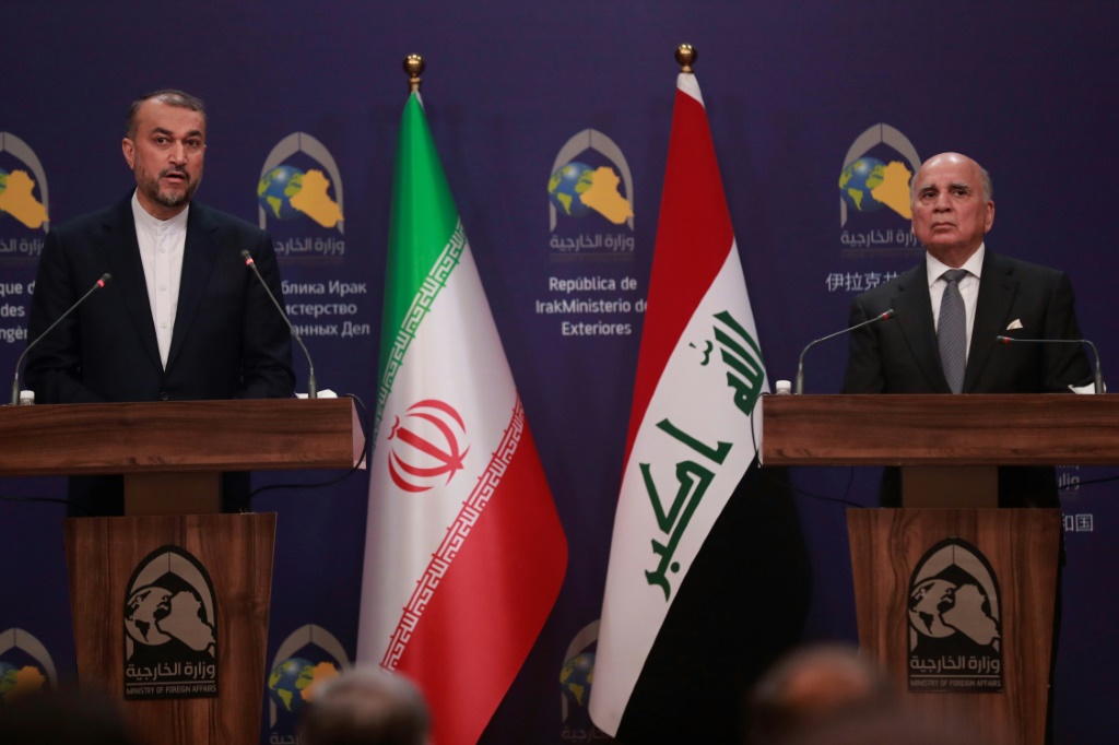 وزير الخارجية العراقي فؤاد حسين إلى جانب نظيره الإيراني حسين أمير عبد اللهيان خلال مؤتمر صحافي مشترك في بغداد في 22 شباط/فبراير 2023 (أ ف ب)