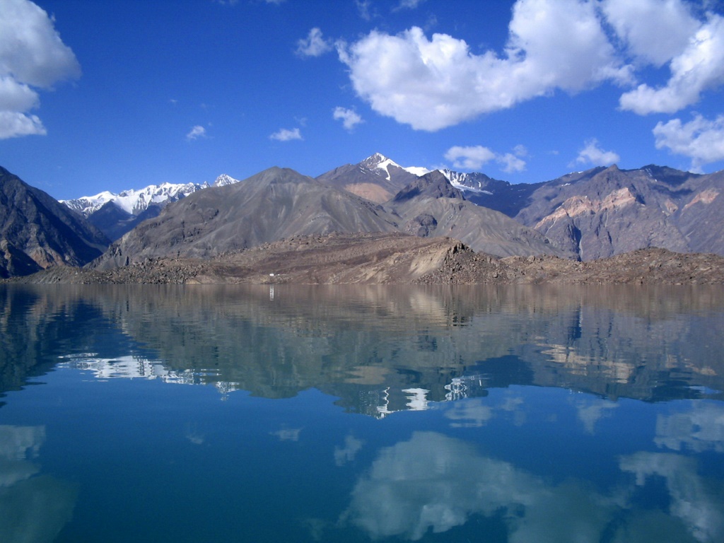    تشكلت بحيرة ساريز في طاجيكستان ، الموضحة هنا في عام 2007 ، نتيجة لزلزال كبير وقع في عام 1911 ويمكن أن تشكل تهديدًا إذا تم اختراق السد الطبيعي الذي يقع خلفها (أ ف ب)   
