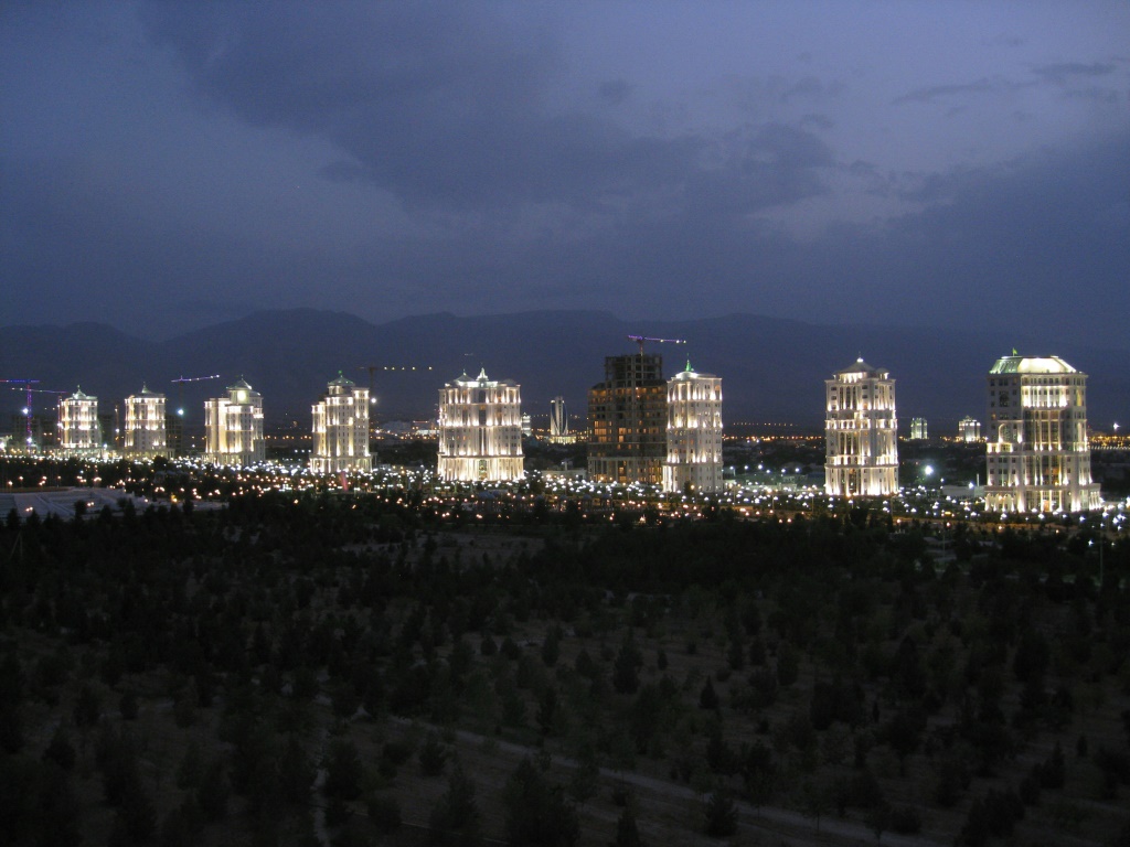   تعرضت عشق أباد ، عاصمة تركمانستان التي تظهر هنا في عام 2008 ، للأرض في عام 1948 في واحدة من أعنف الزلازل في القرن العشرين والتي أودت بحياة 100 ألف شخص. (ا ف ب)