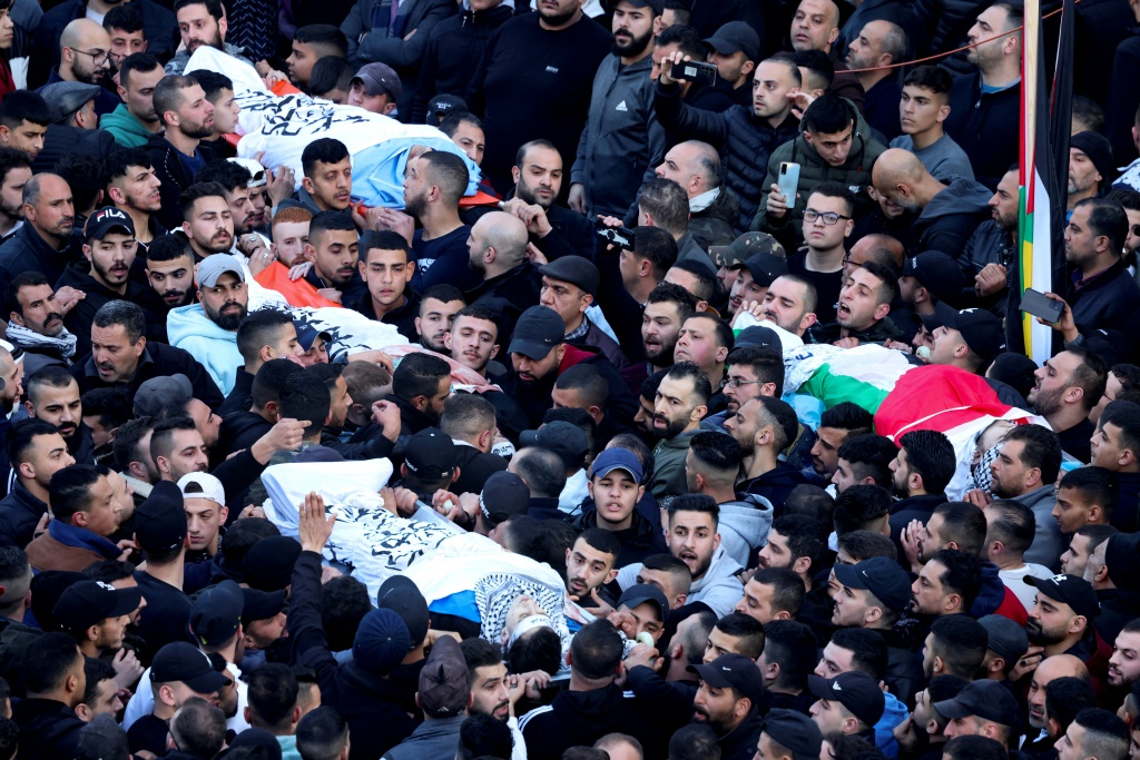 حشد يشيع عددا من القتلى الفلسطينيين في عملية اسرئايلية في نابلس بالضفة الغربية المحتلة في 22 شباط/فبراير 2023 (ا ف ب)