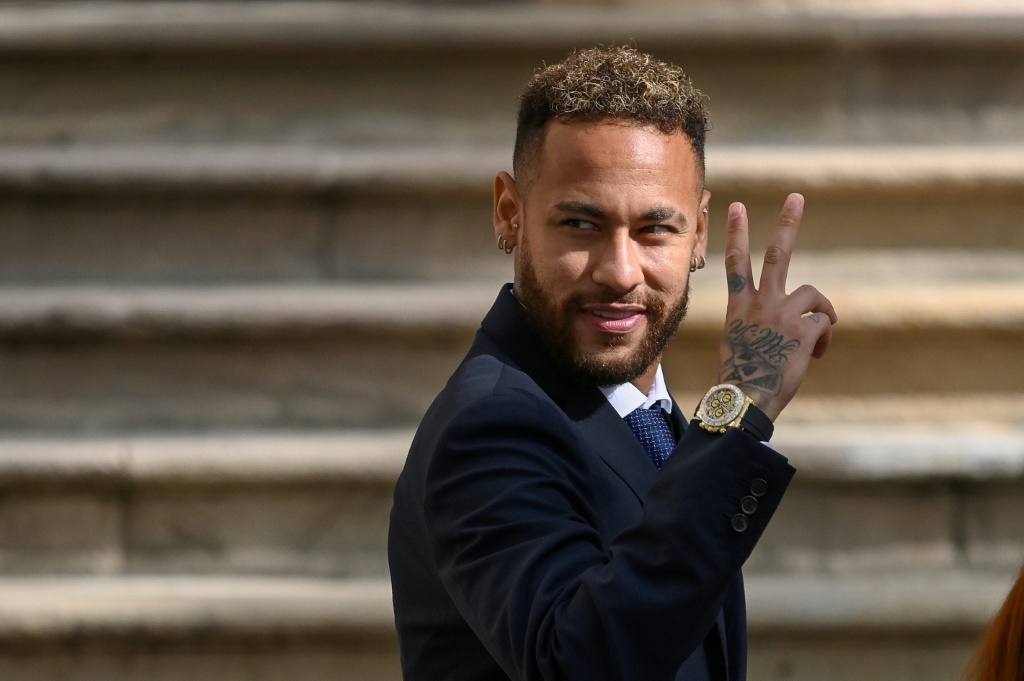 &nbsp; صورة للبرازيلي نيمار في 18 تشرين الاول/أكتوبر 2022 بعد حضوره جلسة استماع في محكمة في برشلونة (ا ف ب)&nbsp;