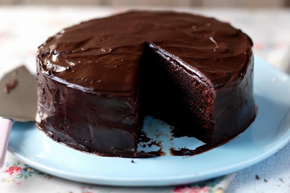اصنعي كعكة الشوكولاتة اللذيذ في منزلك.. بخطوات بسيطة (زهرة الخليج)