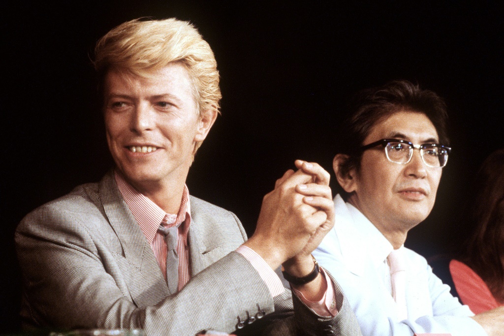 ديفيد بووي (إلى اليسار) في 11 أيار/مايو 1983 في مهرجان كان السينمائي (ا ف ب)