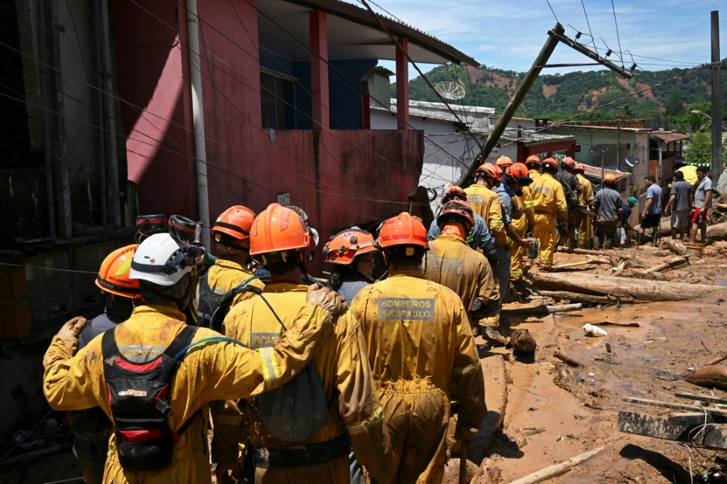 طاقم إغاثة في منطقة بارا دو ساهي في منطقة ساو سيباستياو في ولاية ساو باولو بالبرازيل في 21 شباط/فبراير 2023 (ا ف ب)