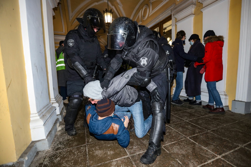    الشرطة الروسية تعتقل متظاهرا خلال احتجاج على الغزو الروسي لأوكرانيا وسط سانت بطرسبرغ في 24 فبراير 2022 (ا ف ب)