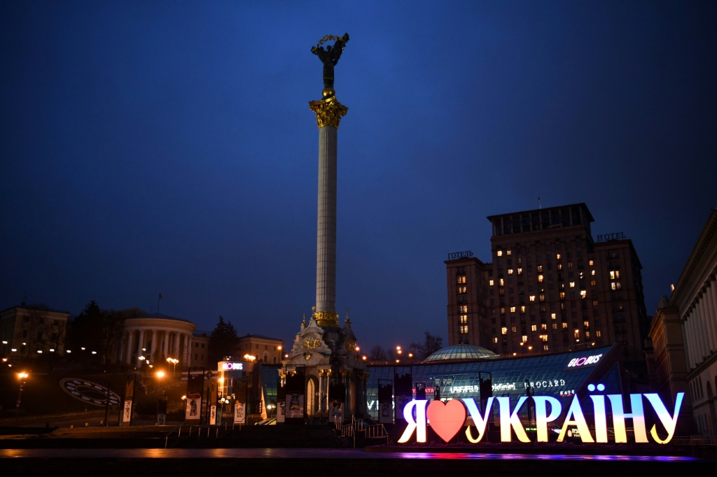 نصب تذكاري لاستقلال أوكرانيا وعلامة "أحب أوكرانيا" في وسط كييف في وقت مبكر من يوم 24 فبراير 2022 بعد الغزو الروسي (ا ف ب)   