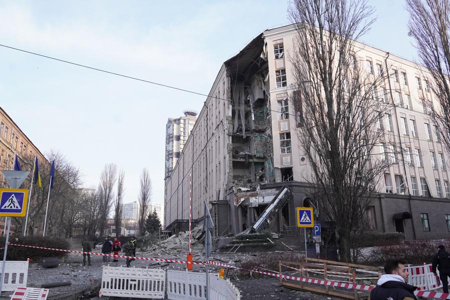 في الصورة الملتقطة يوم 31 ديسمبر 2022، أناس يقفون بجانب مبنى مُدمر في كييف، أوكرانيا. (شينخوا)
