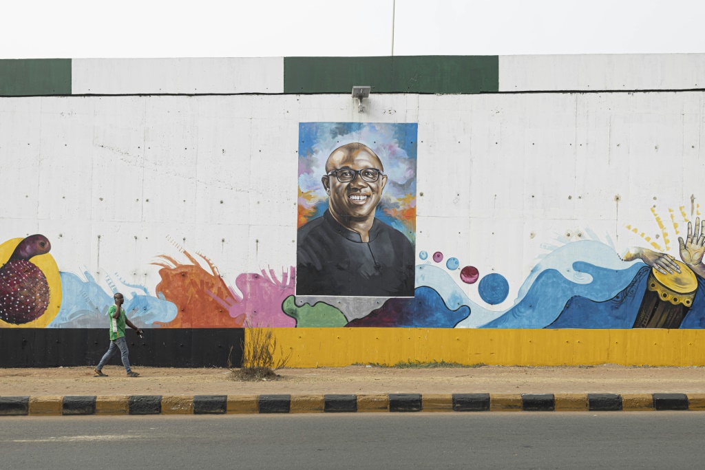 إعلان انتخابي يحمل صورة المرشح بيتر اوبي في آوكا في نيجيريا في 24 شباط/فبراير 2023 (ا ف ب)