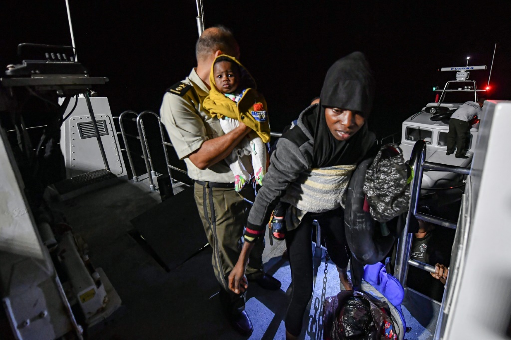 عمليات انقاذ ليلية لمهاجرين من جنسيات أفريقيا جنوب الصحراء قبالة سواحل محافظة صفاقس (شرق) من قبل خفر السواحل التونسي . في 4 تشرين الأول/أكتوبر 2022 (ا ف ب)
