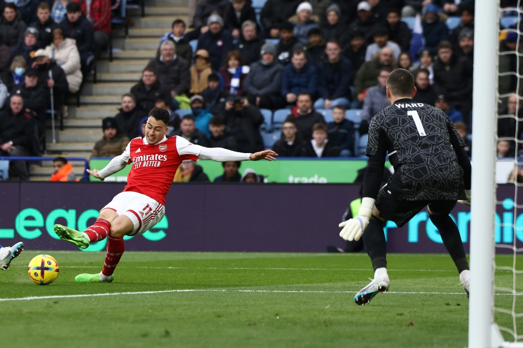 البرازيلي غابريال مارتينيلي يسجل الهدف الاول لأرسنال ضد ليستر سيتي في الدوري الانكليزي لكرة القدم على ملعب "كينغ باور" في 25 شباط/فبراير 2023 (ا ف ب)