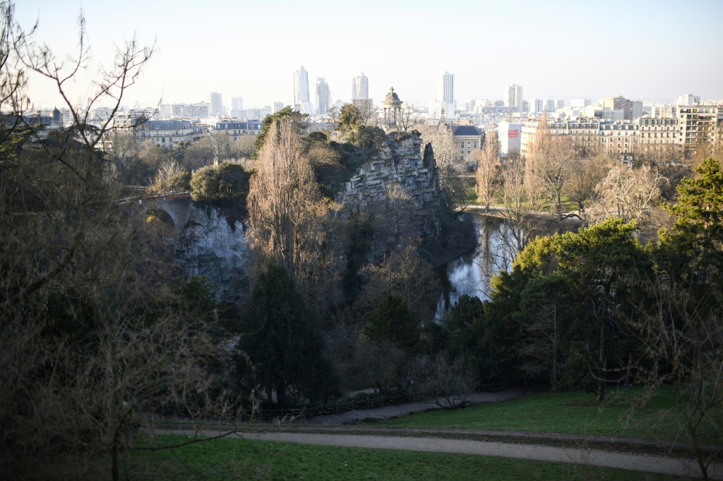 حديقة بوت شومون في باريس بعدما تم إخلاؤها إثر اكتشاف بقايا جثة امرأة فيها في 13 شباط/فبراير 2023 (ا ف ب)