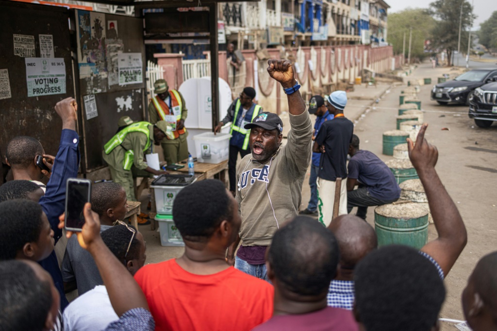    بدأ مسؤولو اللجنة الانتخابية الوطنية المستقلة (INEC) في فرز نتائج الانتخابات (أ ف ب)