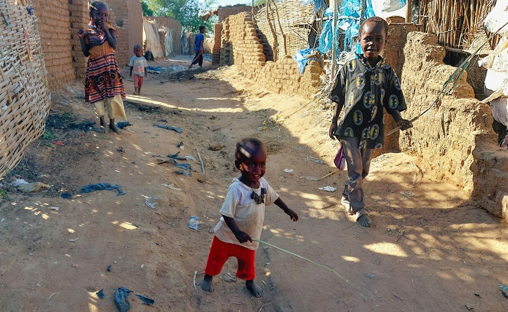    أطفال سودانيون يلعبون في مخيم كلمه للنازحين قرب نيا في جنوب دارفور في 20 تشرين الثاني/نوفمبر 2022 (ا ف ب)