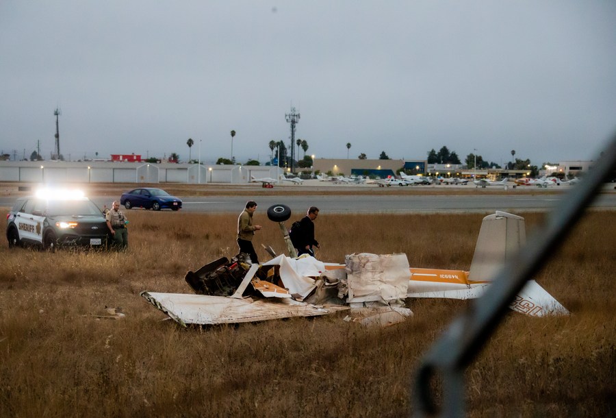 محققون يعملون في موقع تحطم الطائرة في مطار واتسونفيل المحلي في واتسونفيل، كاليفورنيا، الولايات المتحدة، 18 أغسطس 2022. (شينخوا)