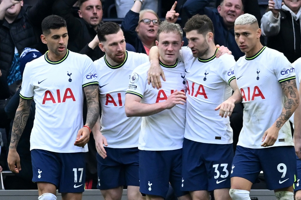 لاعبو توتنهام يحتفلون بهدف أوليفر سكيب (وسط) في مرمى تشلسي خلال لقاء الجارين في الدوري الانكليزي لكرة القدم. لندن في 26 شباط/فبراير 2023 (أ ف ب)