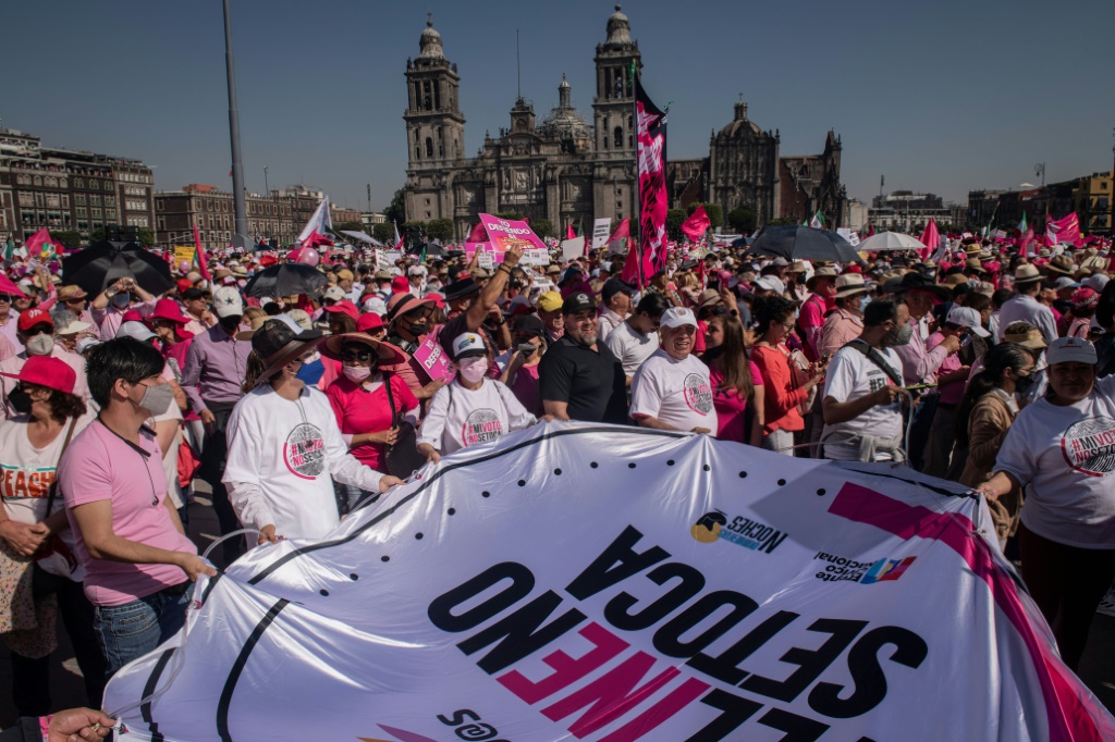 تظاهر آلاف من المعارضين لتعديلات في هيئة الانتخابات في ميدان زوكالو في مكسيكو سيتي في 26 شباط/فبراير 2023 (ا ف ب)