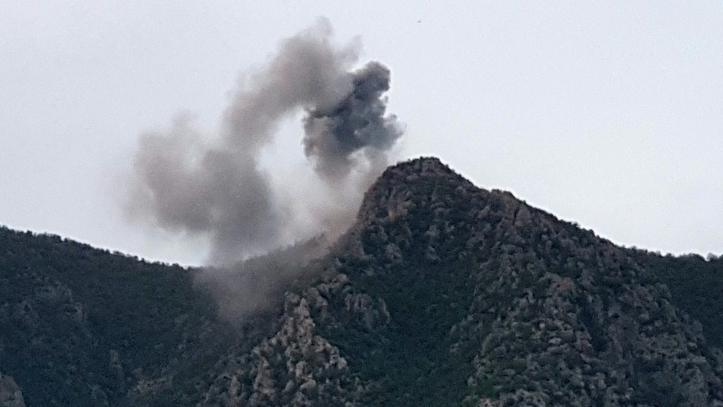    دخان يتصاعد في أعقاب غارات جوية تركية من موقع في جبال متين في كردستان العراق في 28 نيسان/أبريل 2022 (أ ف ب)