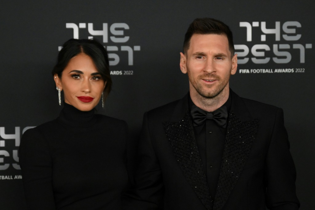 النجم الارجنتيني ليونيل ميسي (يمين) برفقة زوجته انتونيلا روكوتسو خلال حفل جوائز فيفا. باريس في 27 شباط/فبراير 2023 (ا ف ب)