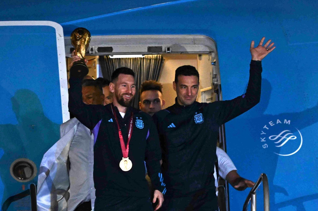 تمكن المدرب ليونيل سكالوني من قيادة المنتخب الارجنتيني الى اول القابه الدولية من خلال كوبا أميركا 2021 ثمّ لقب كأس العالم المنتظر عام 2022 (ا ف ب)