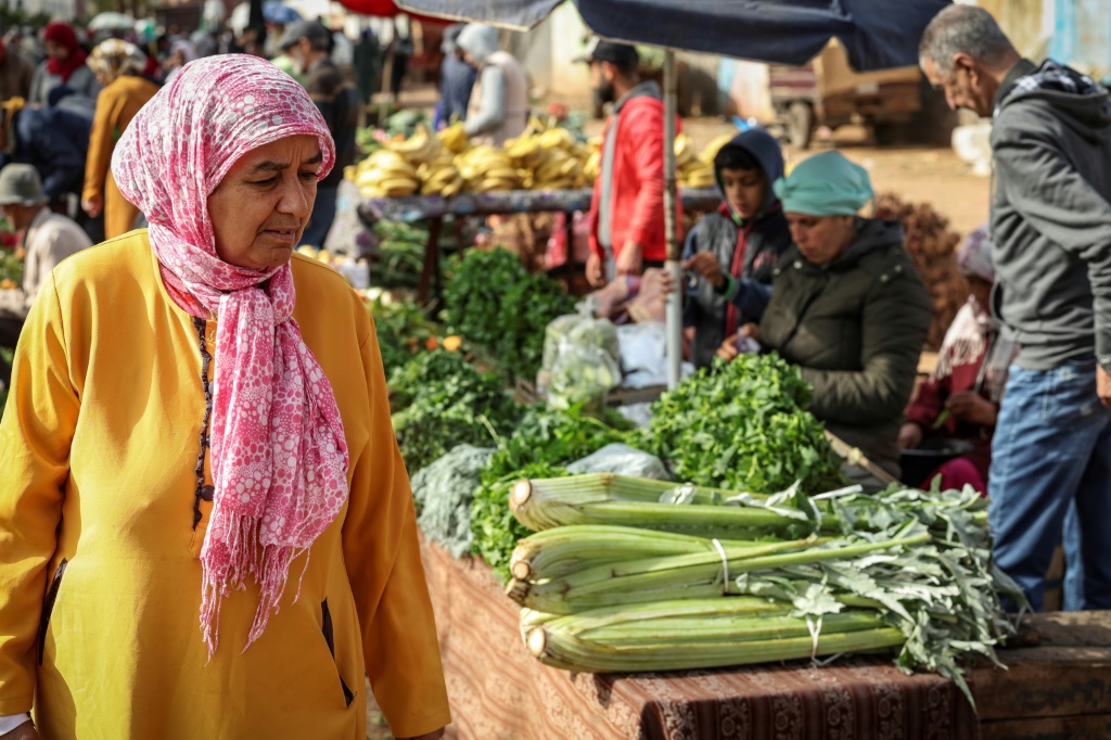    يشتري المتسوقون المنتجات الطازجة في سوق سيدي موسى في مدينة سلا الساحلية المغربية شمال العاصمة (ا ف ب)