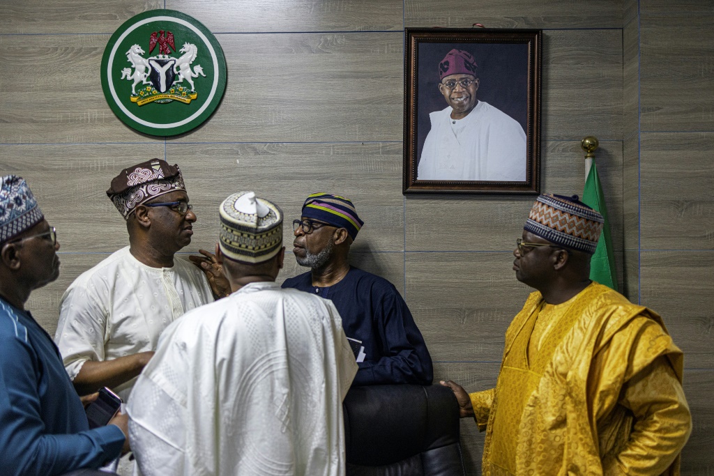    ناشطون في الحزب الحاكم في نيجيريا، يتحدثون أمام صورة لزعيمهم ومرشحهم الرئاسي بولا أحمد تينوبو، في 27 شباط/فبراير 2023 في أبوجا (ا ف ب)