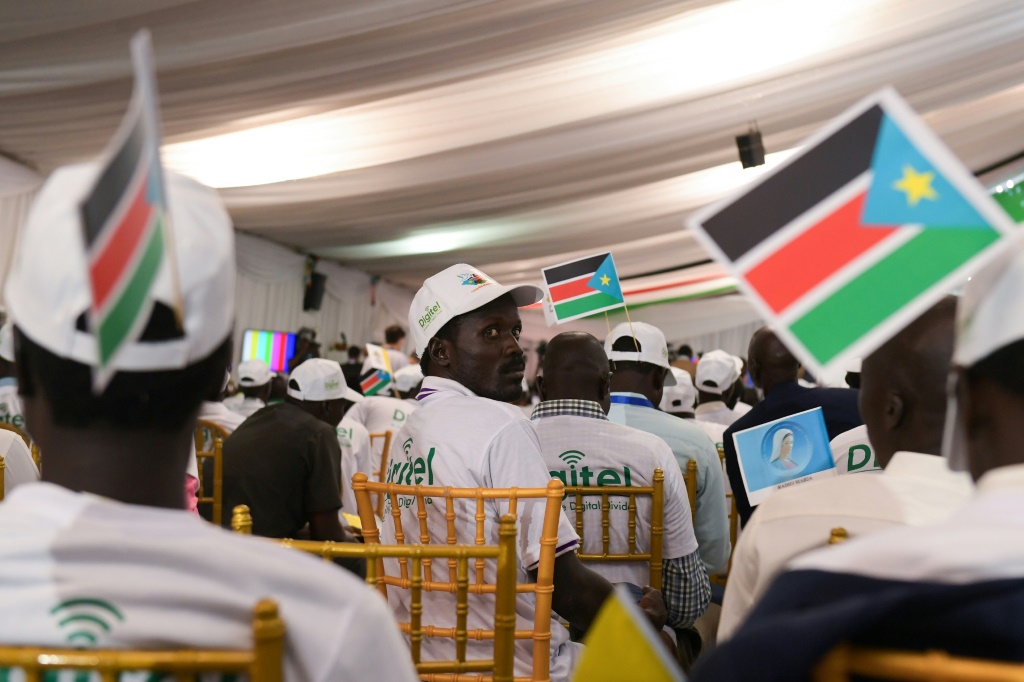 التقى البابا فرانسيس بالنازحين داخليًا الفارين من العنف المستمر في جنوب السودان (ا ف ب)
