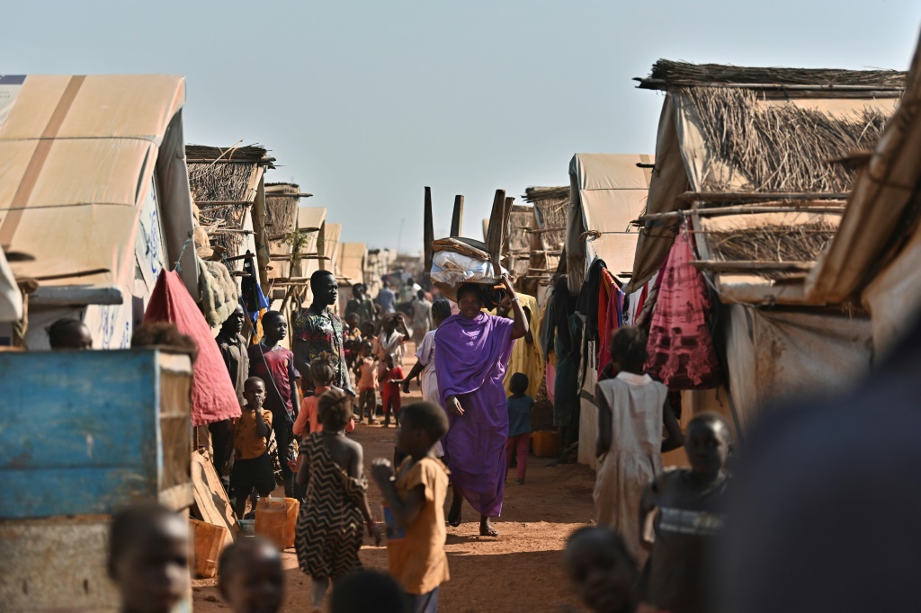     نازحون بسبب سنوات من الصراع يعيشون في موقع محمي من قبل الأمم المتحدة في واو ، جنوب السودان (ا ف ب)   