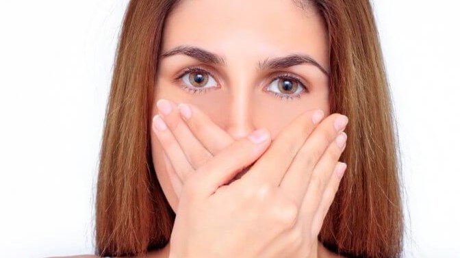 رائحة الفم الكريهة تدل على خطر.. انتبهي له (زهرة الخليج)