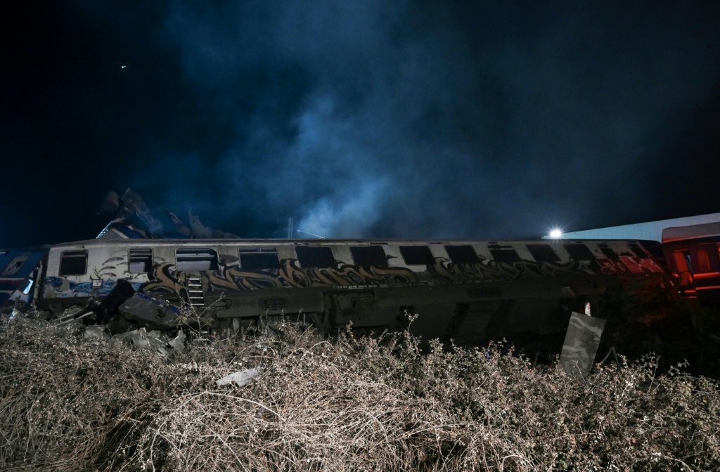 عربات قطار منقلبة اثر حادث اصطدام بين قطارين في وادي تامبه قرب لاريسا في اليونان في الأول من آذار/مارس 2023 (ا ف ب)