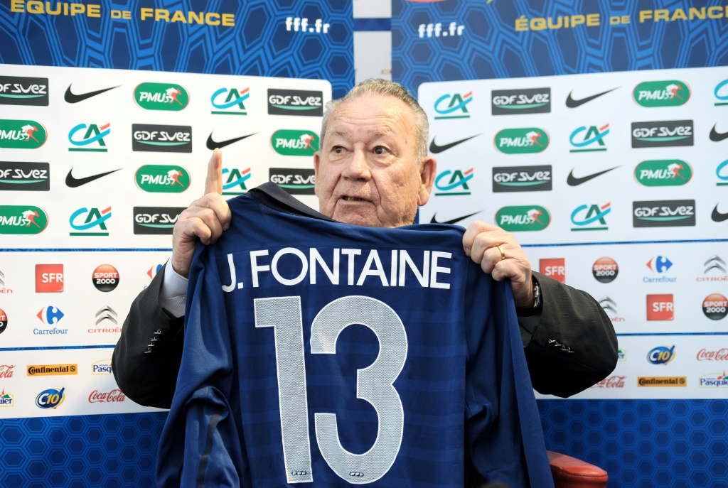 مهاجم منتخب فرنسا السابق جوست فونتين يحمل قميص المنتخب والرقم 13 عليه خلال مؤتمر صحافي في باريس. 23 اذار/مارس 2011 (ا ف ب)