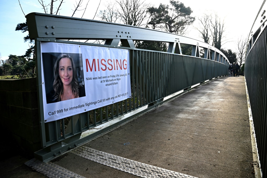     لافتة تدعو إلى تقديم معلومات بشأن امرأة مفقودة تدعى نيكولا بولي عند جسر قرب بريستون في شمال غرب إنكلترا في السادس من شباط/فبراير 2023 (أ ف ب)