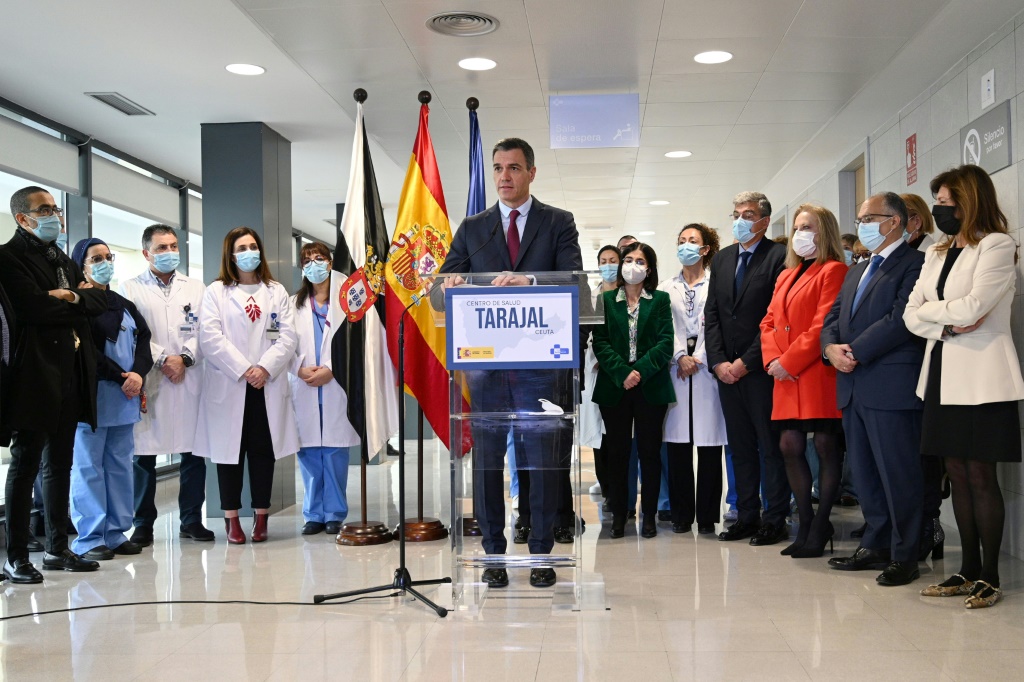 صورة وزعتها الحكومة الإسبانية في 1 آذار/مارس 2023 لرئيس الوزراء الإسباني بيدرو سانشيز خلال افتتاح مركز صحي في سبتة الإسبانية (ا ف ب)