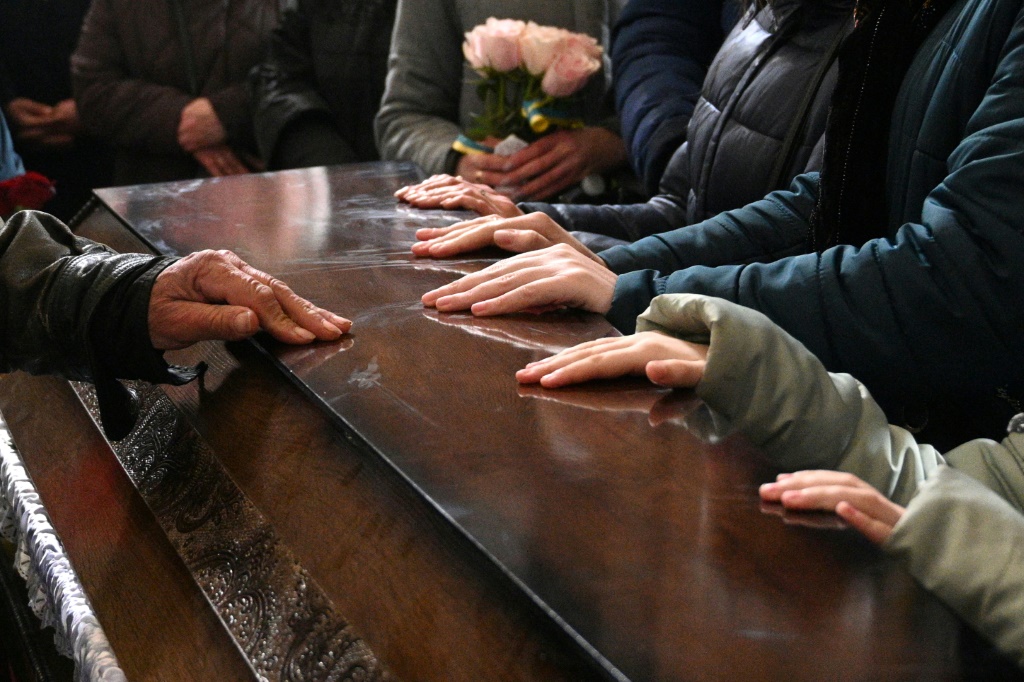 في وداع الجندي الأوكراني فاسيل تشيباك خلال جنازته كنيسة في لفيف في 28 شباط/فبراير 2023 (ا ف ب)