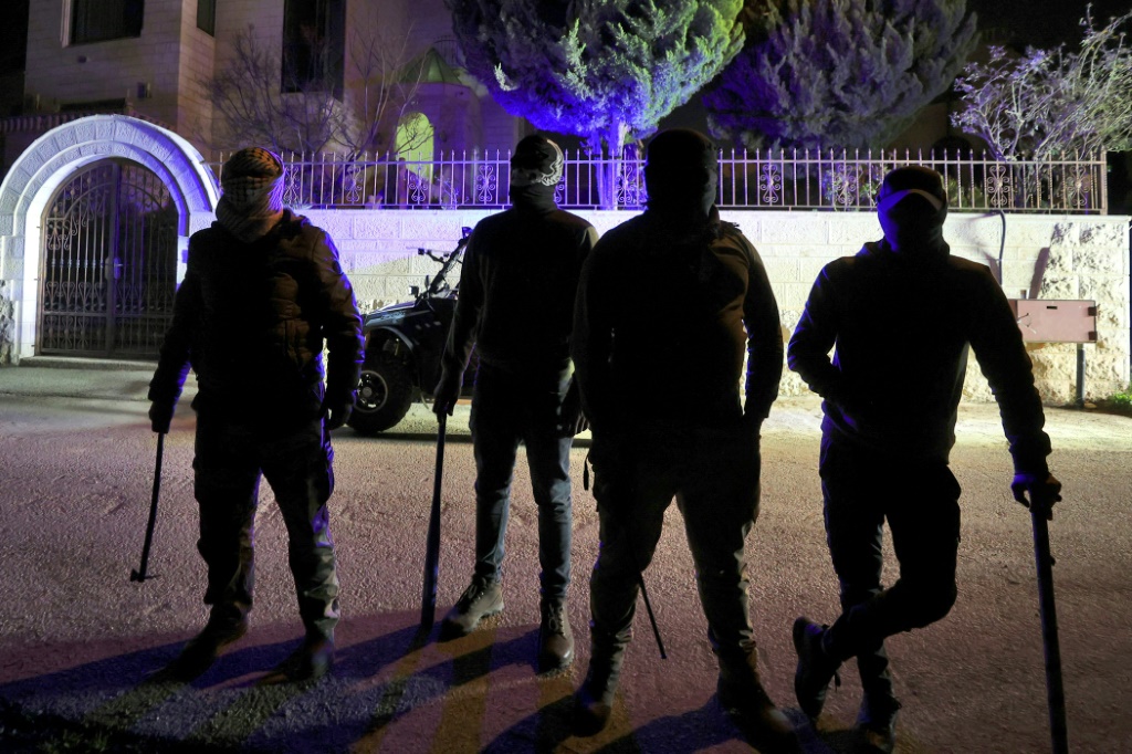    مسلحون بالعصي والمصابيح فقط ، مجموعة من الشبان الفلسطينيين يقومون بدوريات ليلية لحراسة قريتهم في الضفة الغربية ضد المستوطنين الإسرائيليين في أعقاب سلسلة من الهجمات الأخيرة (ا ف ب)