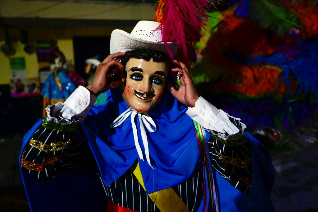 أحد المشاركين في مهرجان تلاكسكالا المكسيكية بتاريخ 26 شباط/فبراير 2023 (ا ف ب)