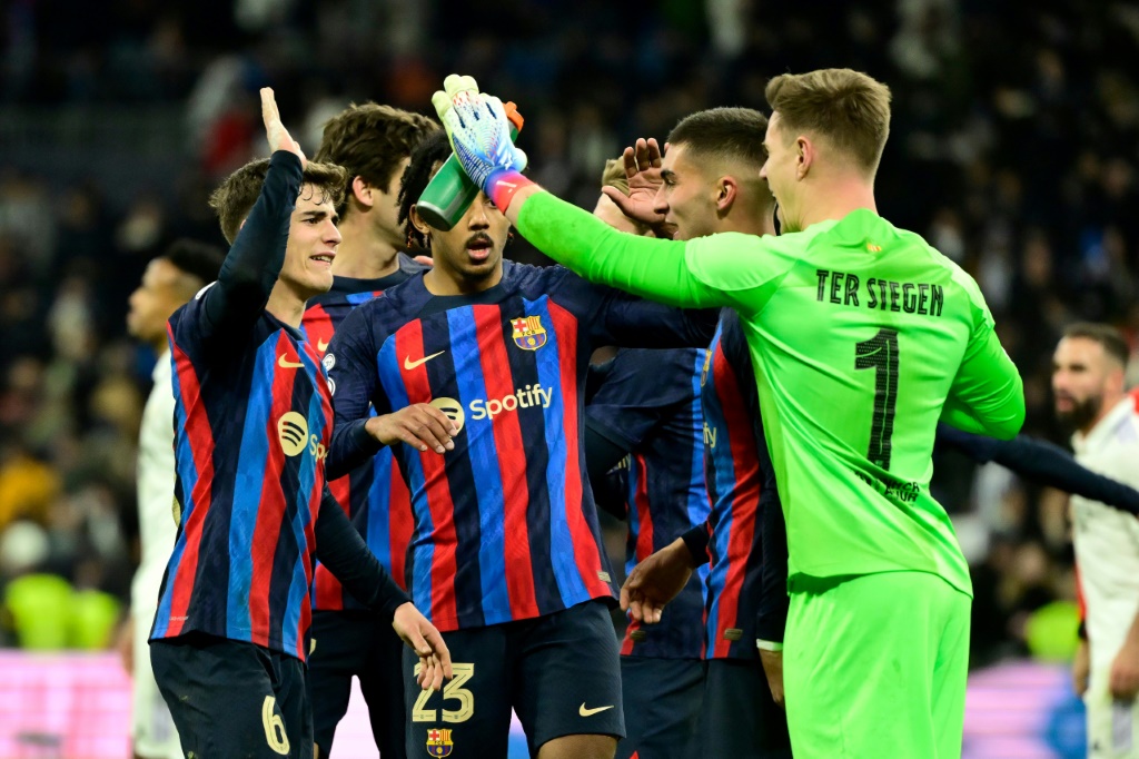 لاعبو برشلونة يحتفلون بعد الفوز على ريال مدريد في ذهاب نصف نهائي مسابقة كأس إسبانيا لكرة القدم على ملعب "سانتاغو برنابيو" في 2 آذار/مارس 2023 (ا ف ب)