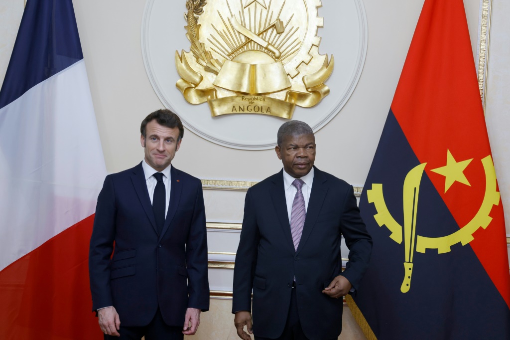 الرئيس الفرنسي إيمانويل ماكرون يلتقي الرئيس الأنغولي جواو لورينسو في القصر الرئاسي في لواندا في 3 آذار/مارس 2023 (ا ف ب)