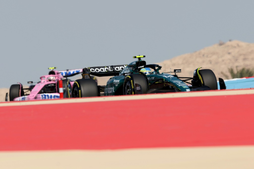 الاسباني فرناندو ألونسو خلال التجارب الحرة لجائزة البحرين الكبرى في فورمولا واحد في 3 آذار/مارس 2023 (ا ف ب)