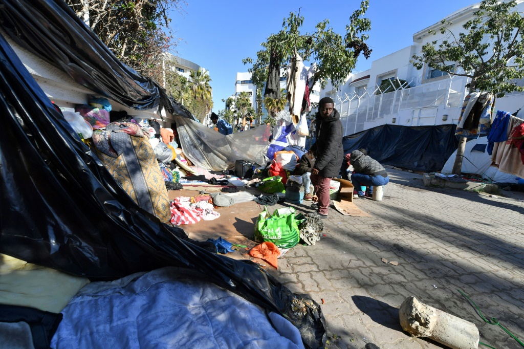       مخيم للمهاجرين من إفريقيا جنوب الصحراء خارج مقر المنظمة الدولية للهجرة في تونس (أ ف ب)   