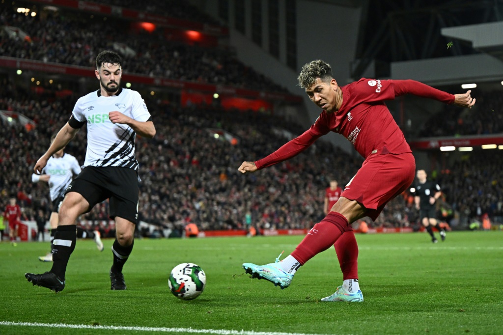 مهاجم ليفربول الدولي البرازيلي روبرتو فيرمينو خلال المباراة ضد دربي كاونتي في كأس الاتحاد الانكليزي في التاسع من تشرين الثاني/نوفمبر 2023 (ا ف ب)