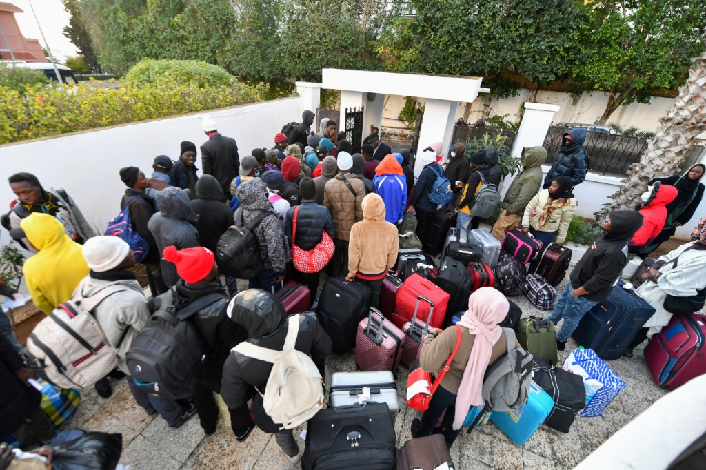     مهاجرون من إفريقيا جنوب الصحراء ينتظرون أمام قنصلية مالي في تونس، قبل إجلائهم إلى دولهم في 4 آذار/مارس 2023 (أ ف ب)