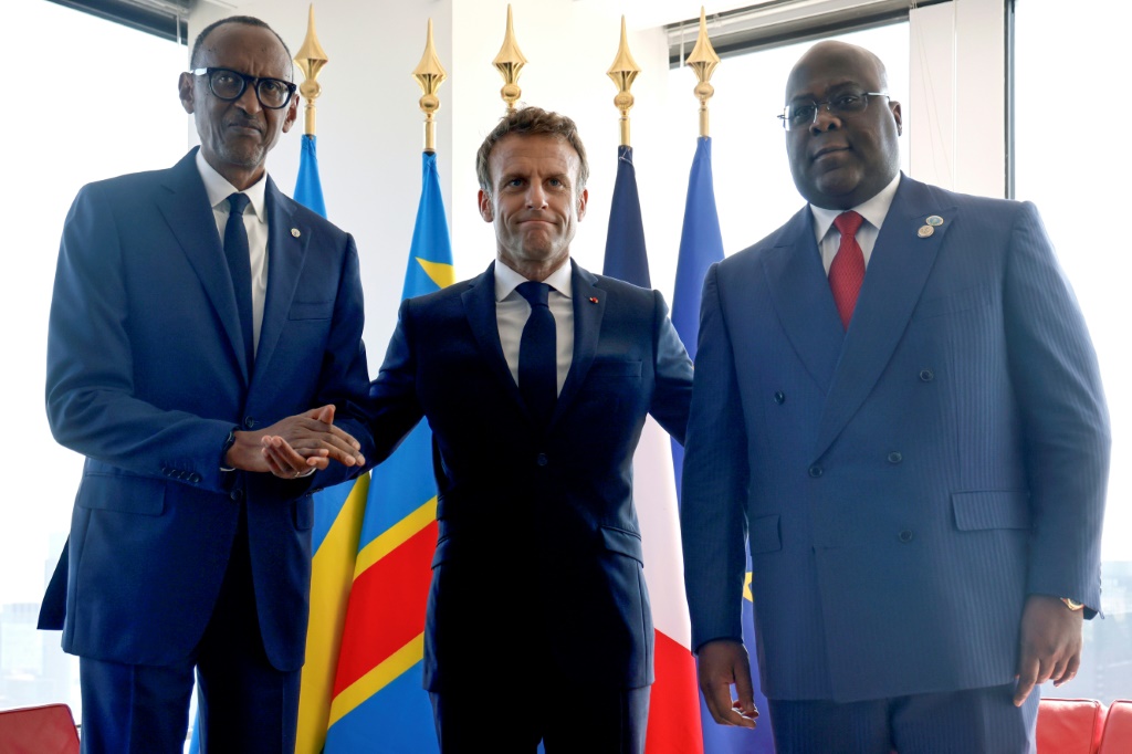 الرؤساء الرواندي بول كاغامي (يسار) والفرنسي ايمانويل ماكرون (وسط) والكونغولي فيليكس تشيسيكيدي في نيويورك في 21 أيلول/سبتمبر 2022 (أ ف ب)   