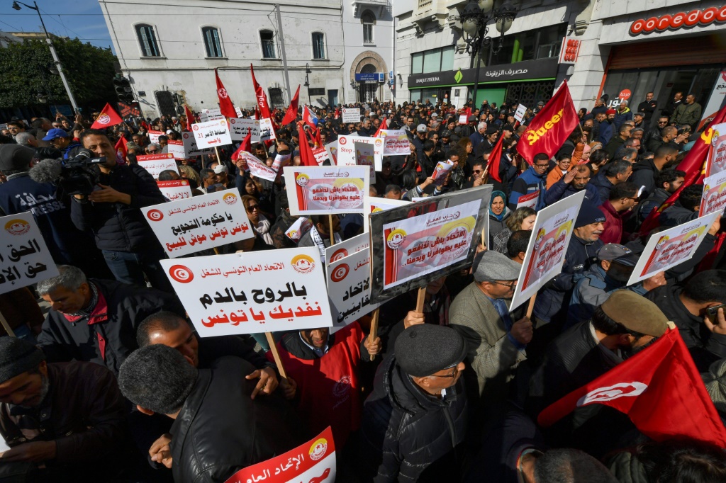 تظاهرة في تونس احتجاجا على سياسات الرئيس قيس سعيد في الرابع من آذار/مارس 2023 (ا ف ب)