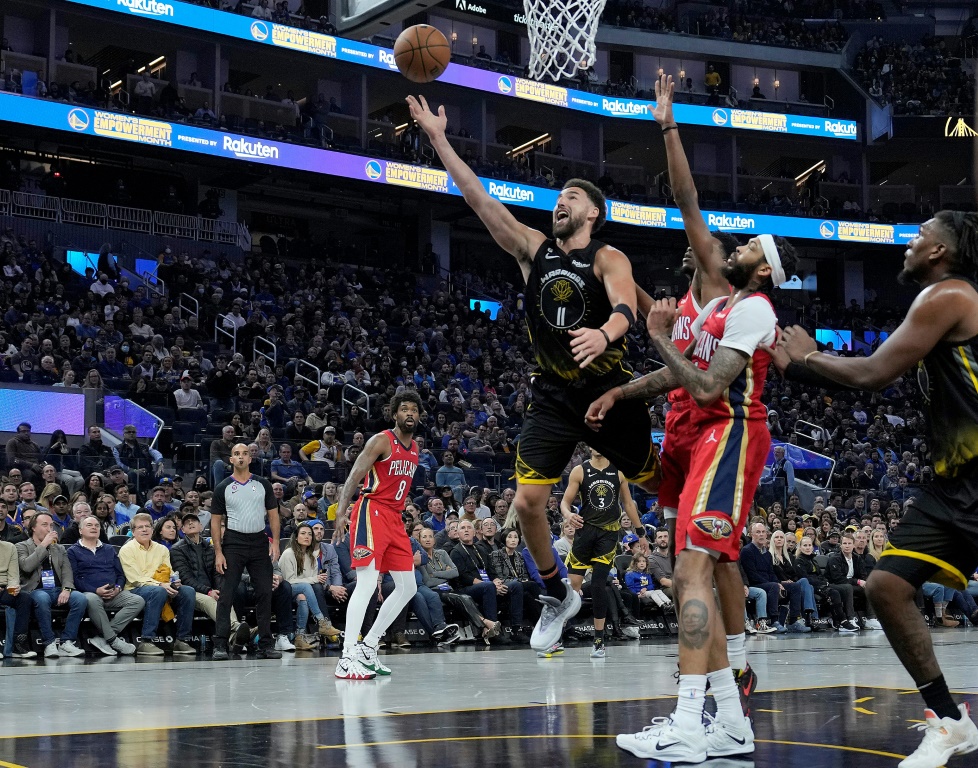 نجم غولدن ستايت ووريرز كلاي تومسون في صراع مع لاعب نيو أورليانز بيليكانز براندون إنغرام خلال مباراة الفريقين ضمن منافسات دوري كرة السلة الأميركي للمحترفين في 3 آذار/مارس 2023 (ا ف ب)