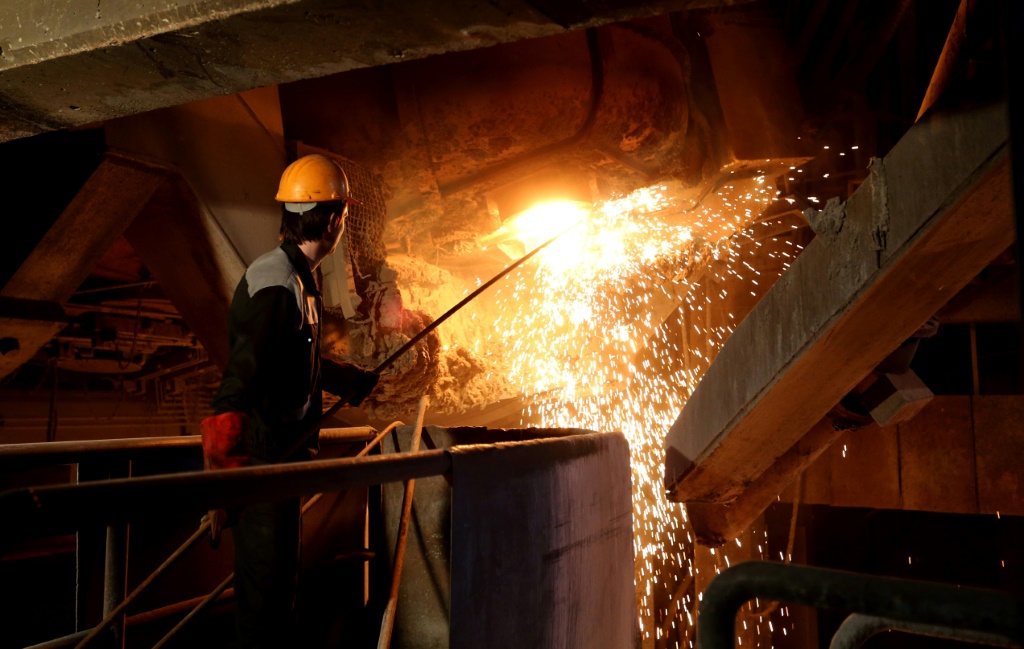 صورة من الارشيف التقطت بتاريخ 6 نيسان/ابريل 2015 تظهر موظفا يعمل لدى مصنع تابع في شركة للفولاذ في مدينة يزد الايرانية (ا ف ب)