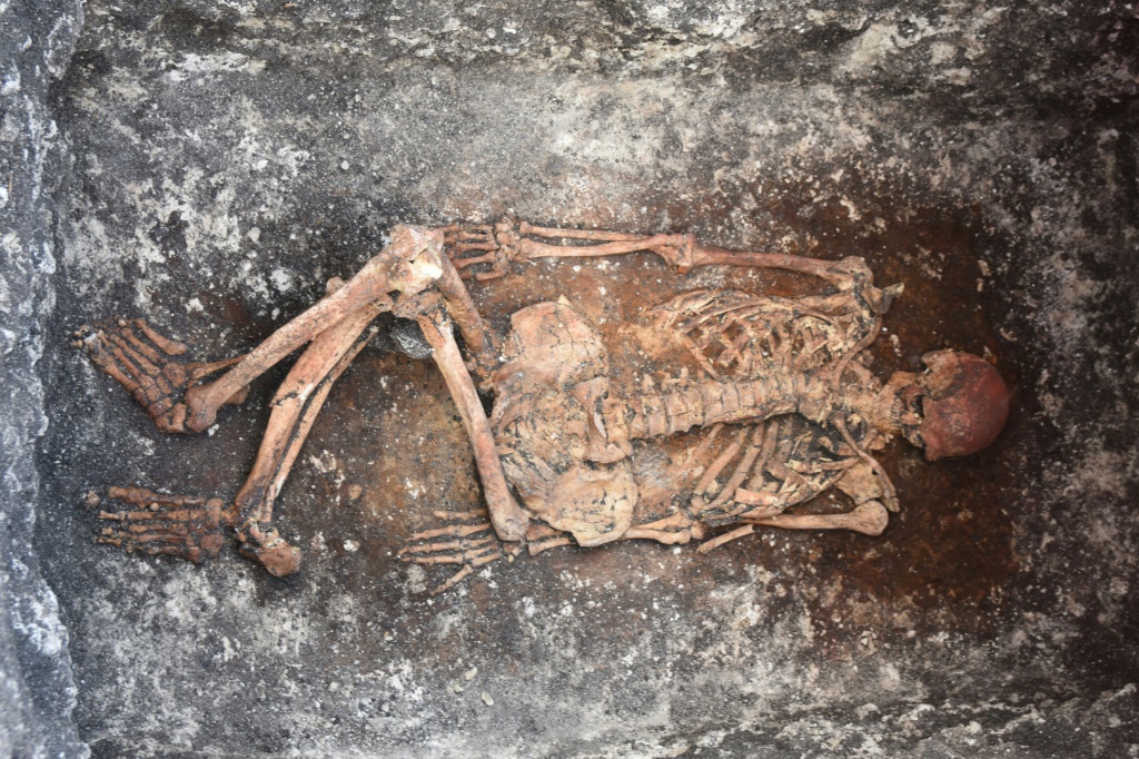 هيكل عظمي بشري لذكر من شعب اليمنايا عُثر عليه في بلغاريا وظهرت عليه آثار تفيد بأنه كان يمتطي الأحصنة (ا ف ب)