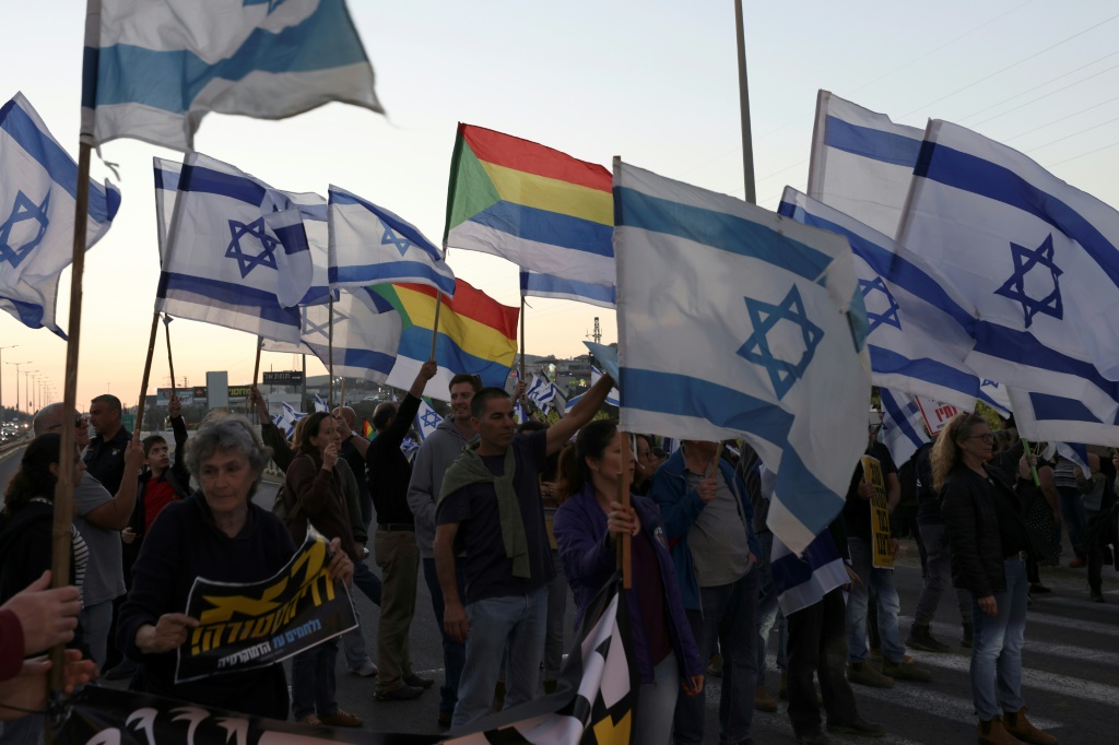 اسرائيليون يحتجون على مشروع قانون للحكومة حول اصلاح القضاء قرب حيفا في الرابع من آذار/مارس 2023 (ا ف ب)